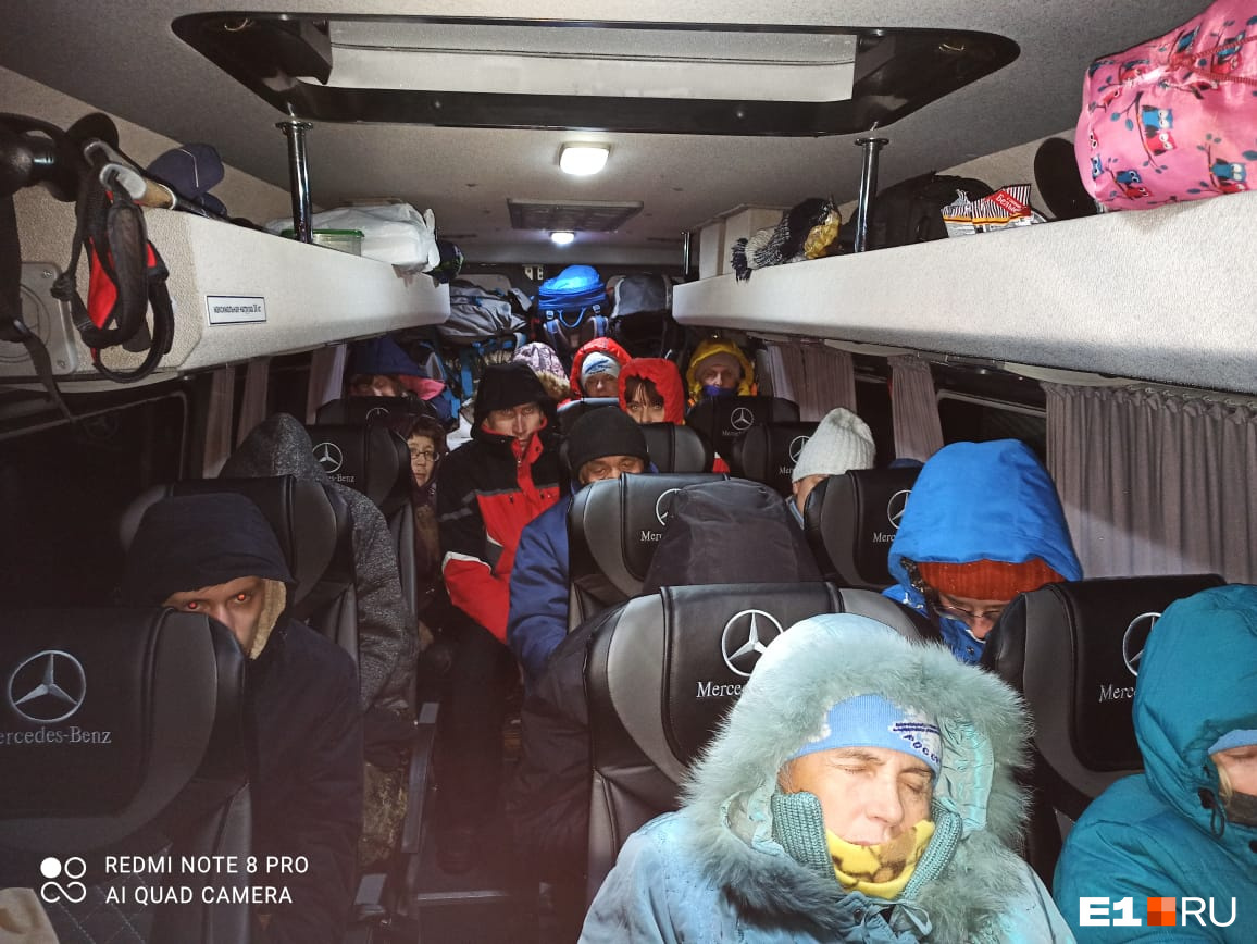 Люди сидят в автобусе уже более <nobr class="_">13 часов</nobr>, ожидая помощи