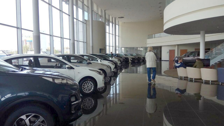 На фоне дефицита машин в автосалонах в Красноярске активизировались серые дилеры