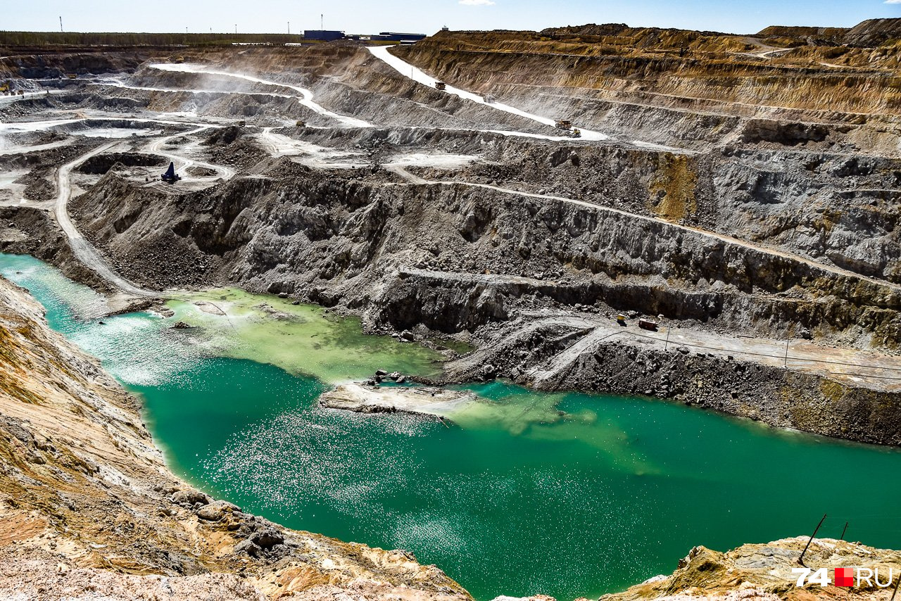 Березняковское месторождение находится недалеко от Еманжелинска (55 км от Пласта по прямой). Его разрабатывают с 1990 года. Запасы золота — в районе 32 тонн