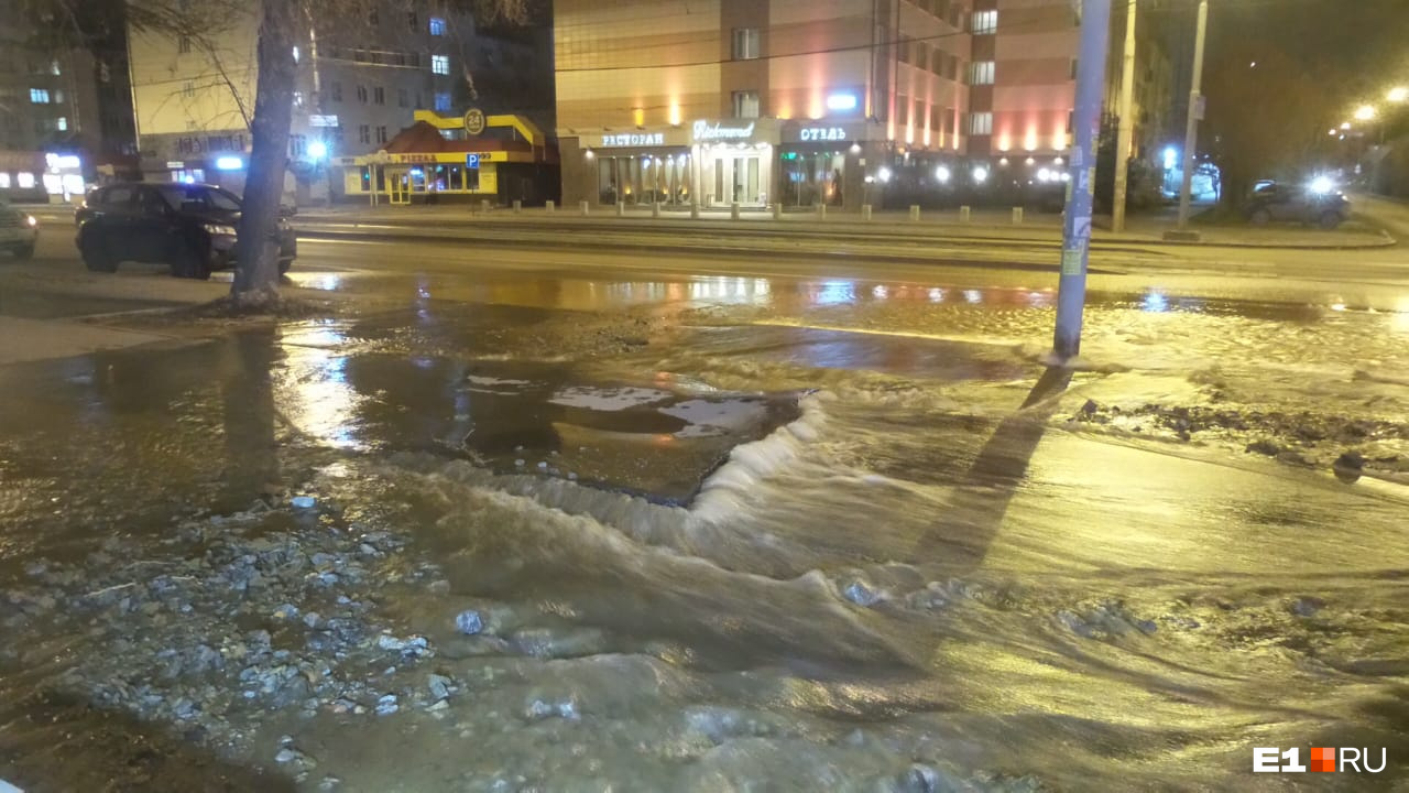 Залил улицу водой. Екатеринбург затопило. Наводнения на улицах Екатеринбурга. Затопило улицу. В ЕКБ потоп.
