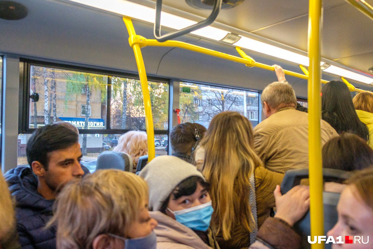 Давки в автобусах, особенно в условиях пандемии, могут усугубить рост заболеваемости