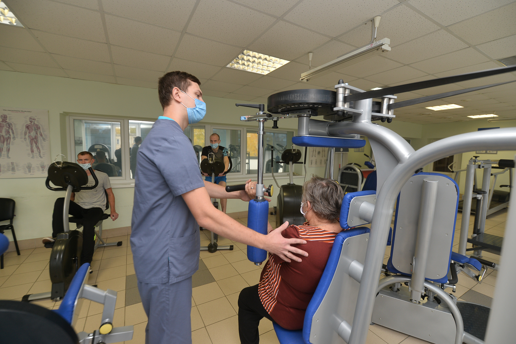 В тренажерном зале пациенты получают физическую нагрузку
