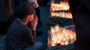 Новосибирцы зажгли свечи в память о погибших в Великой Отечественной войне — 10 трогательных кадров