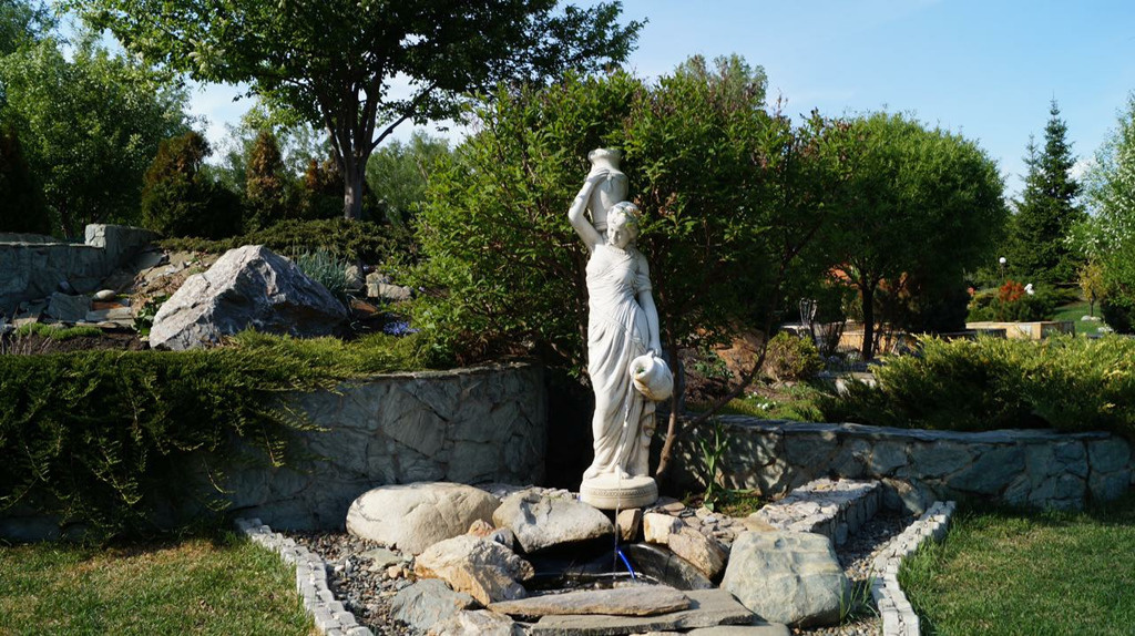 В парке у дома есть отдельные зоны, например сад камней, английский сад, фонтаны со скульптурами и беседки