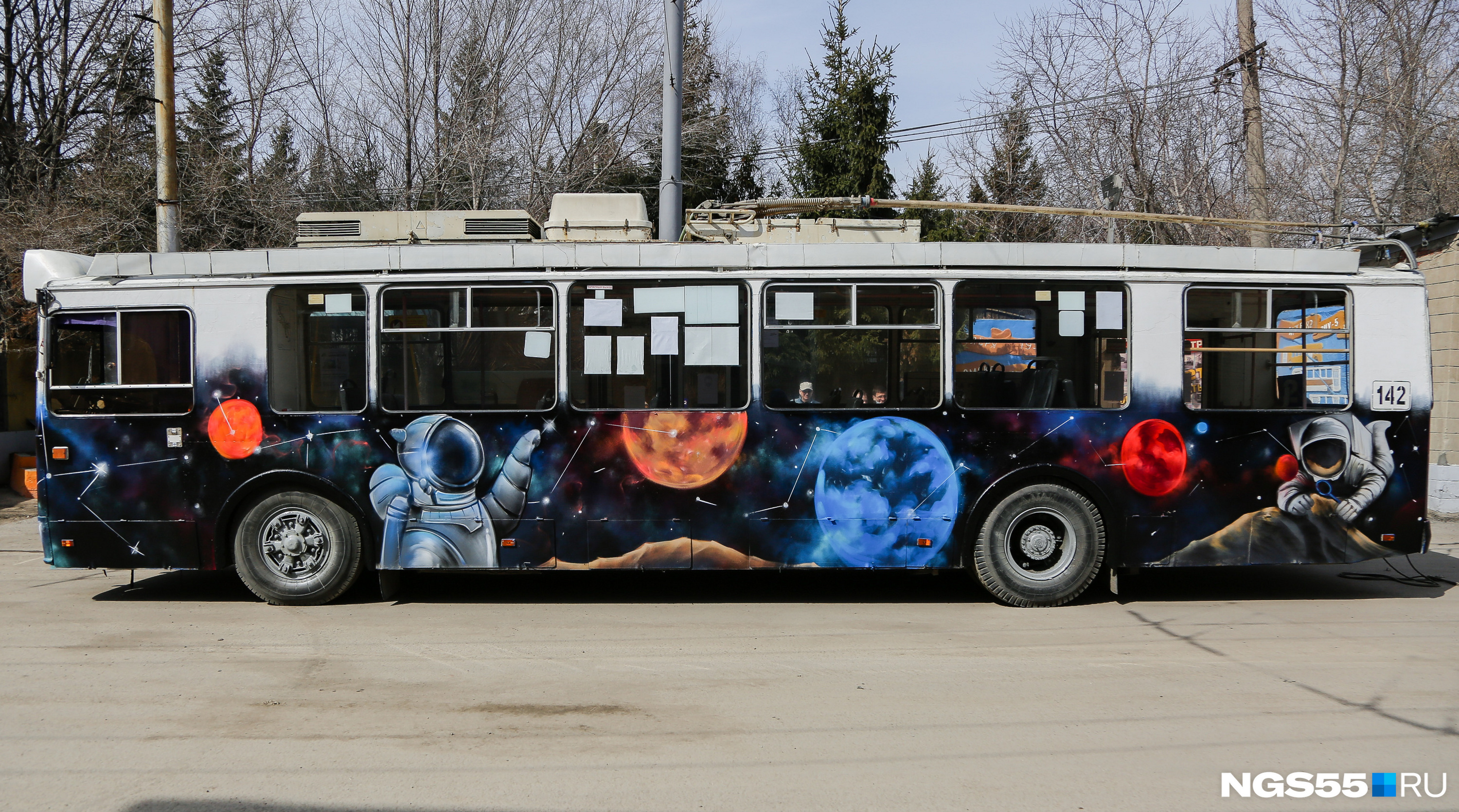 На вечерних улицах Омска такой троллейбус будет смотреться очень эффектно. Сразу после финальных штрихов он отправился по маршруту в Нефтяники