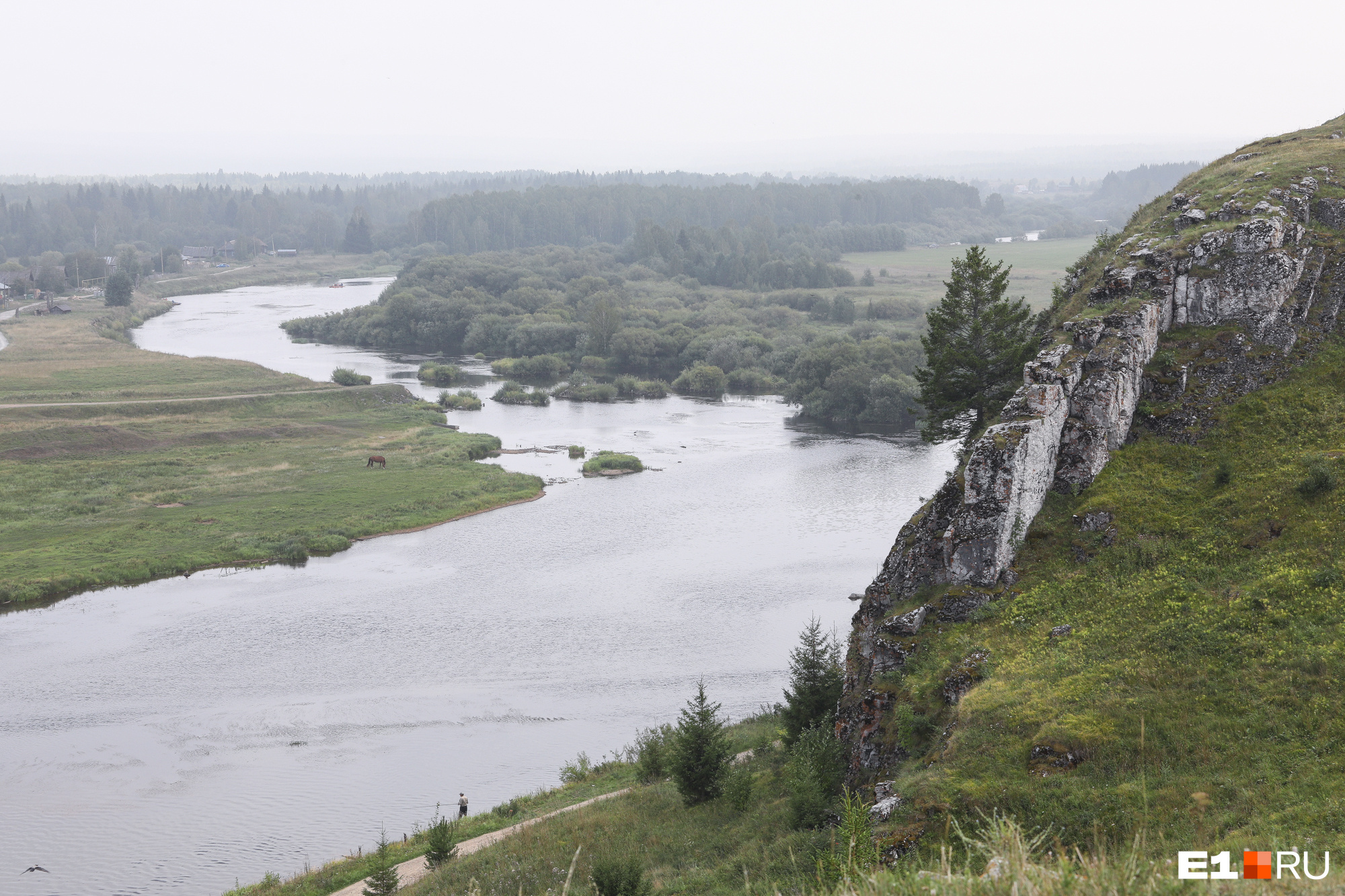 Поселок спускается к реке Чусовой и Староуткинскому пруду
