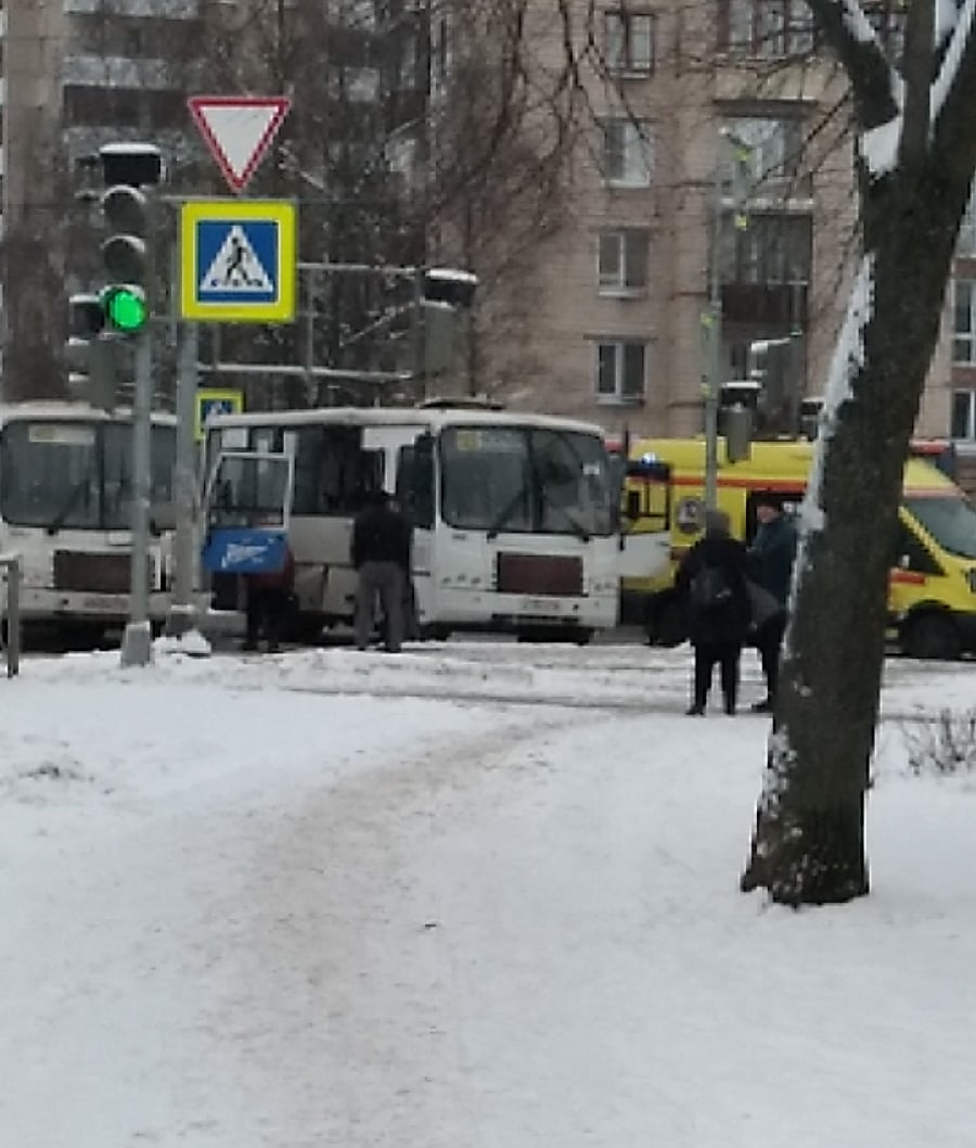 Две маршрутки не поделили перекресток на Здоровцева. Пострадали три пенсионерки