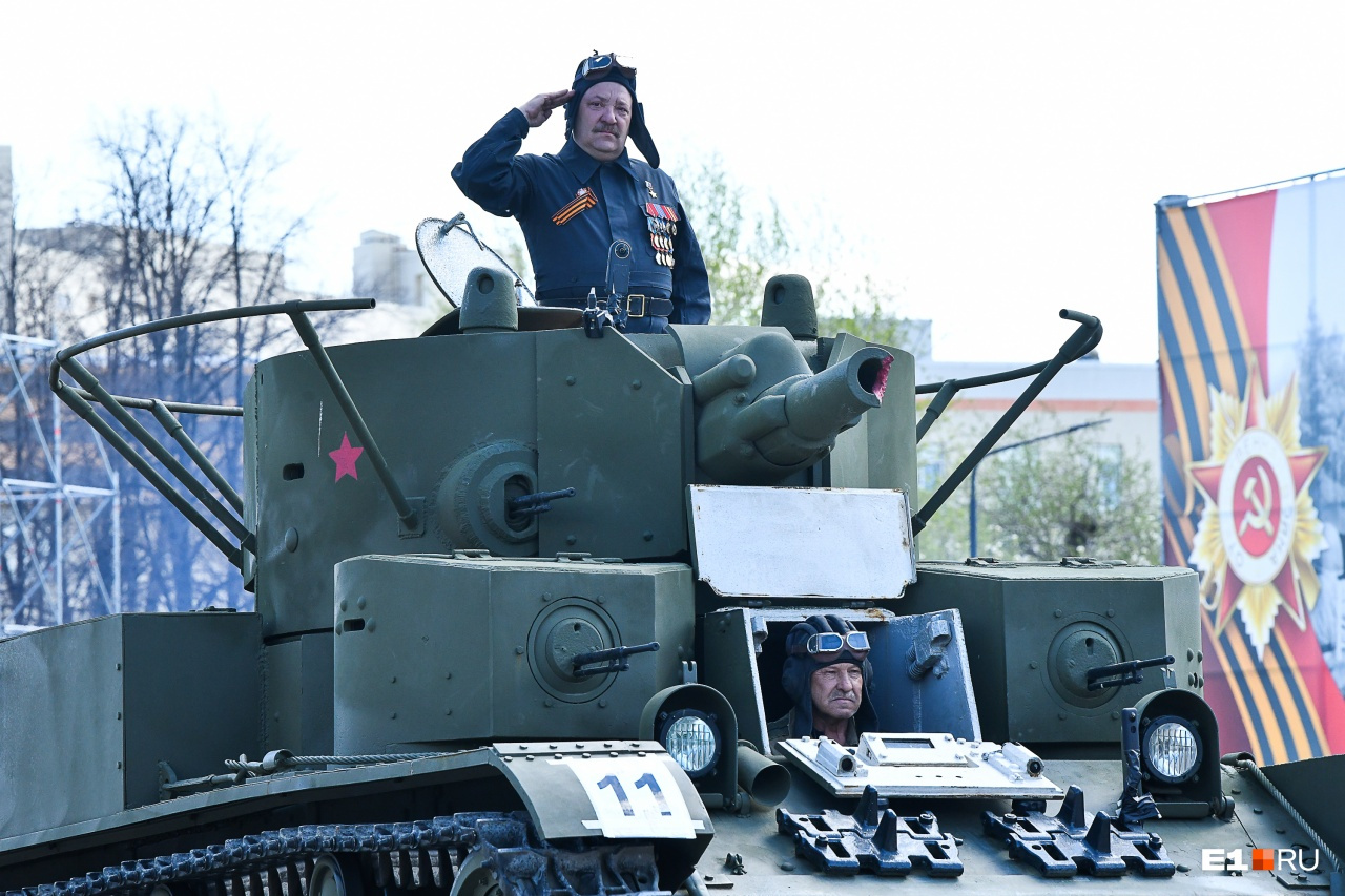 Роман Шадрин управлял танком на параде Победы в Верхней Пышме в этом году