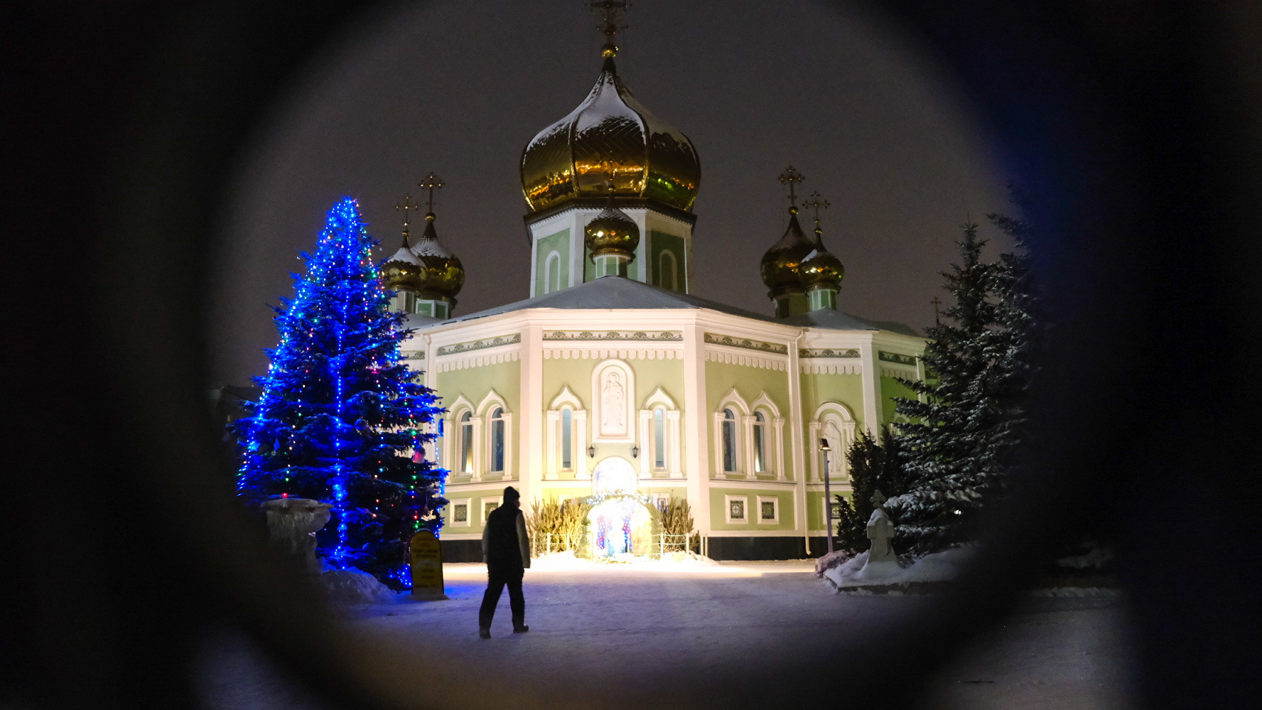 Вход на службу по билетам, разметка на полу: Челябинск отметил Рождество Христово