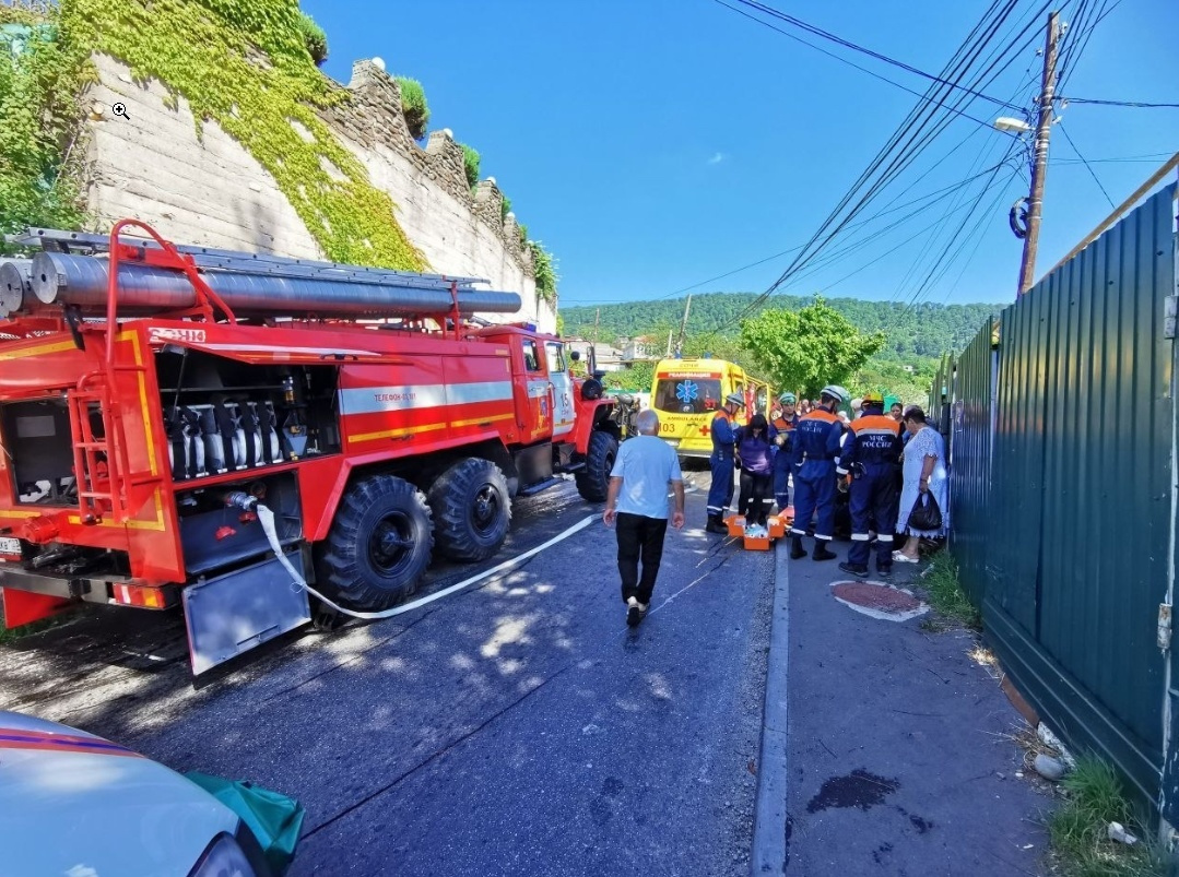 Автобус с 30 пассажирами столкнулся с грузовиком и улетел в кювет в Сочи. Пострадали 12 человек