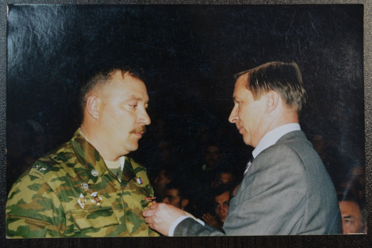 На этом фото министр обороны Сергей Иванов награждает Романа Шадрина