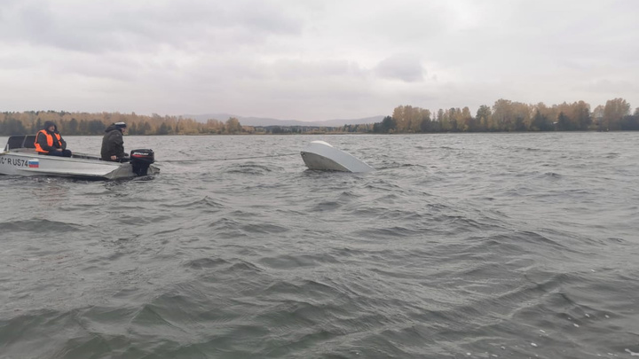 Спасатели второй день ищут рыбака, пропавшего на озере в Челябинской области