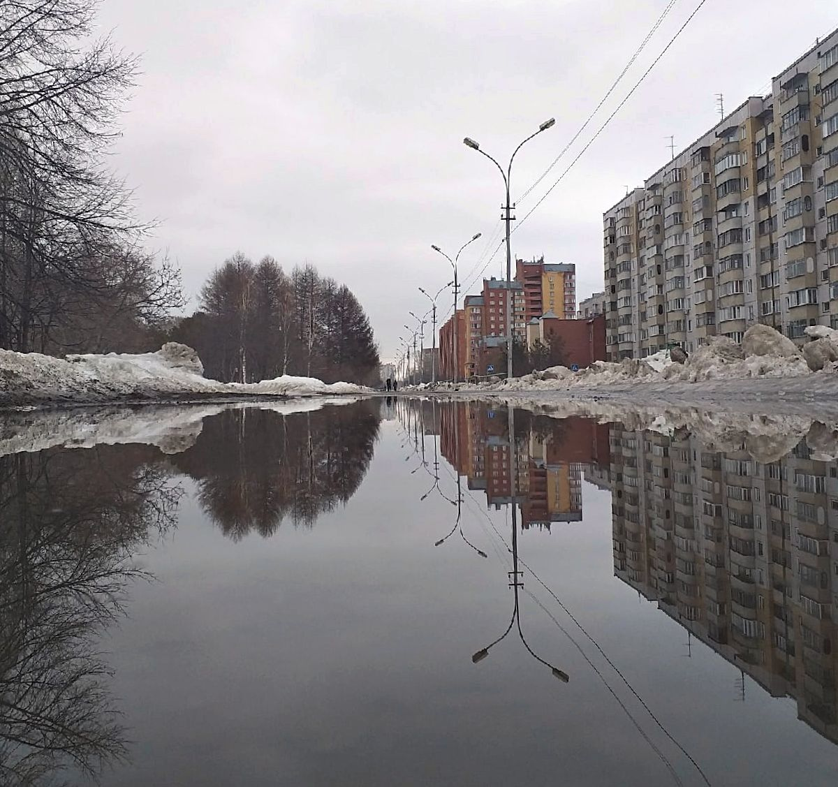 Зеркальные отражения на улице Петухова Зеркальные отражения на улице Петухова