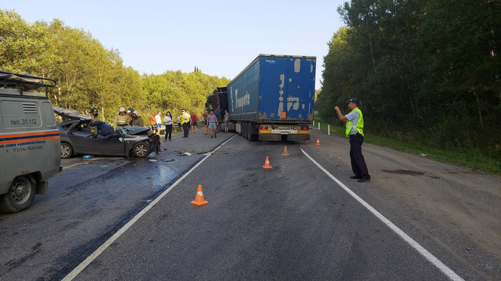 «Легковушка стоит без крыши»: на трассе М-5 в Челябинской области погиб водитель «Лады», залетевшей под фуру