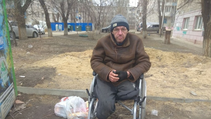 «Сначала подумали, что это собака»: в Волгограде инвалид-колясочник <nobr class="_">больше 20 лет</nobr> живет на улице