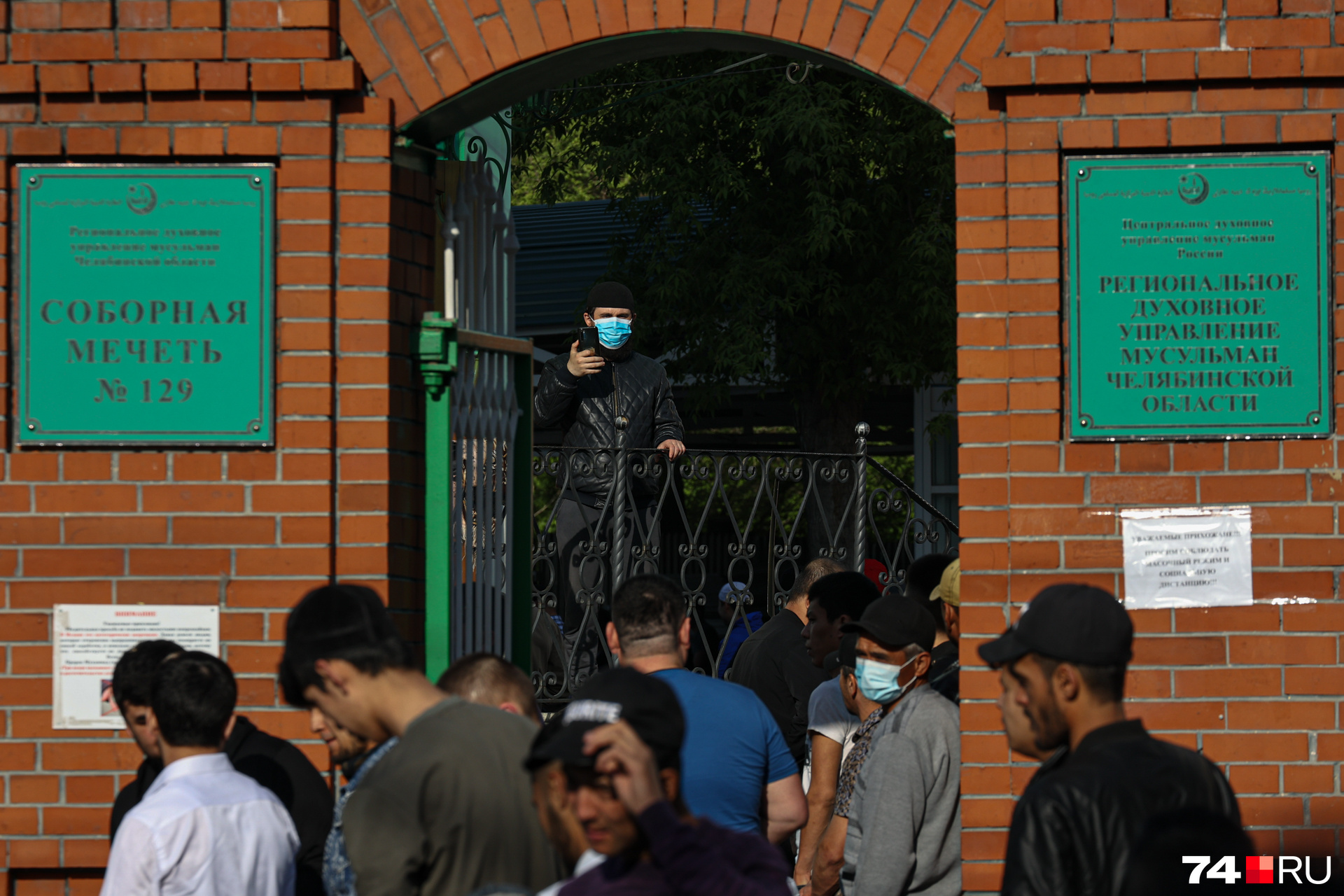 В соборную мечеть пришли сотни верующих