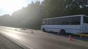 Водитель автобуса вышел заменить колесо на новосибирской трассе и попал под машину