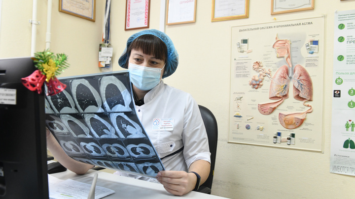На фоне третьей волны эпидемии COVID-19 в Свердловской области развернули дополнительные КТ-центры
