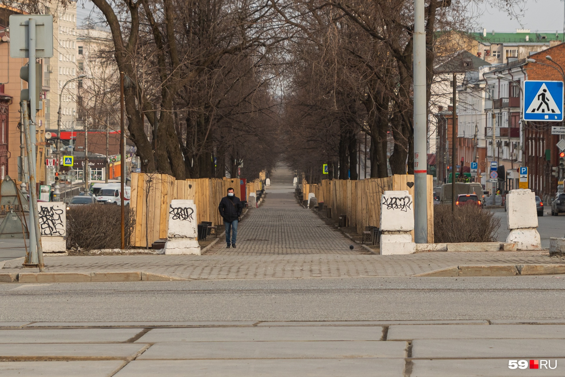 Кое-кто всё же пошел на работу 30 марта, но таких людей было немного Кое-кто всё же пошел на работу 30 марта, но таких людей было немного
