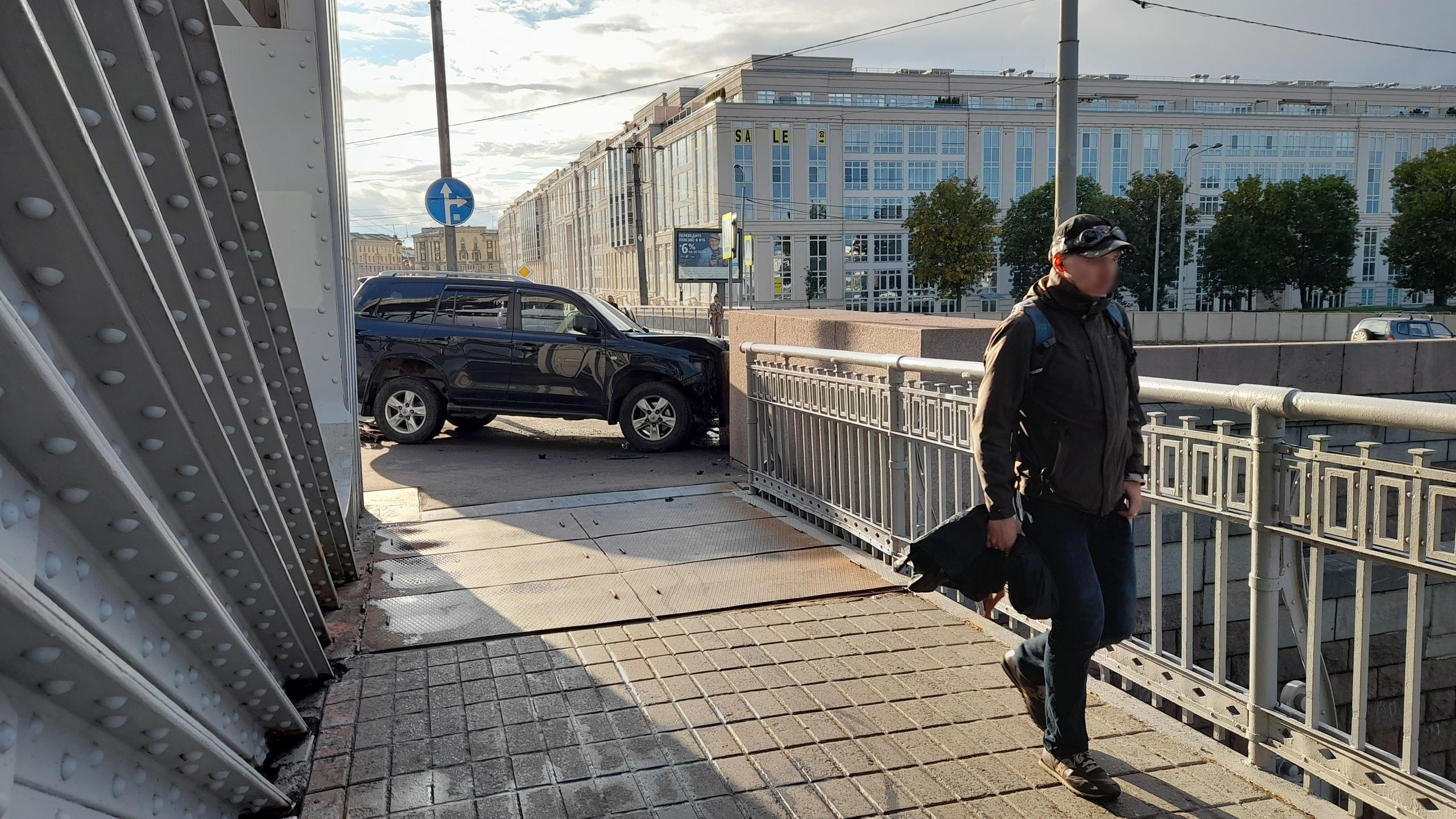 У Большеохтинского моста в Петербурге столкнулись две иномарки. Состояние  одного из водителей оценивают как крайне тяжелое - 3 сентября 2021 -  ФОНТАНКА.ру