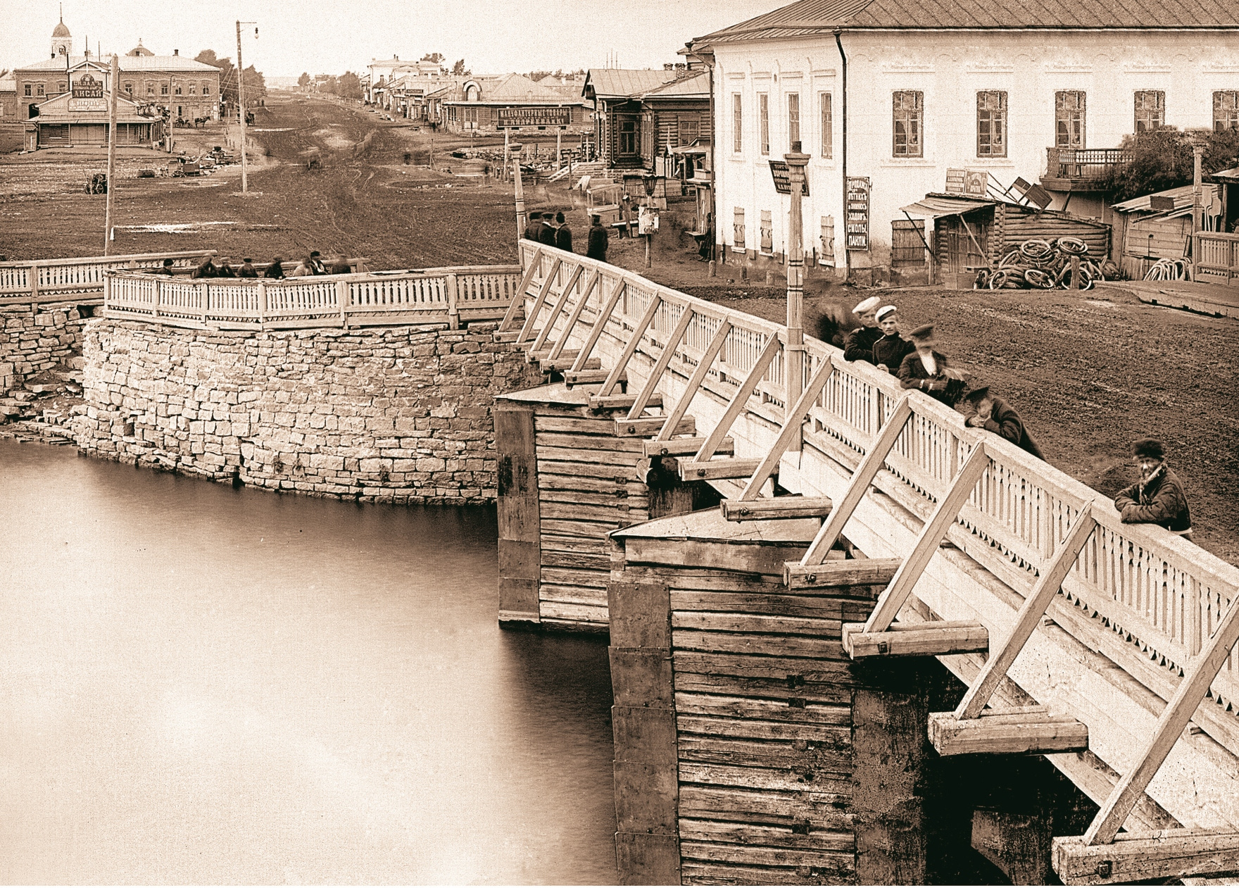 А таким был мост через реку Миасс и улицу Екатеринбургскую (ныне Кирова)