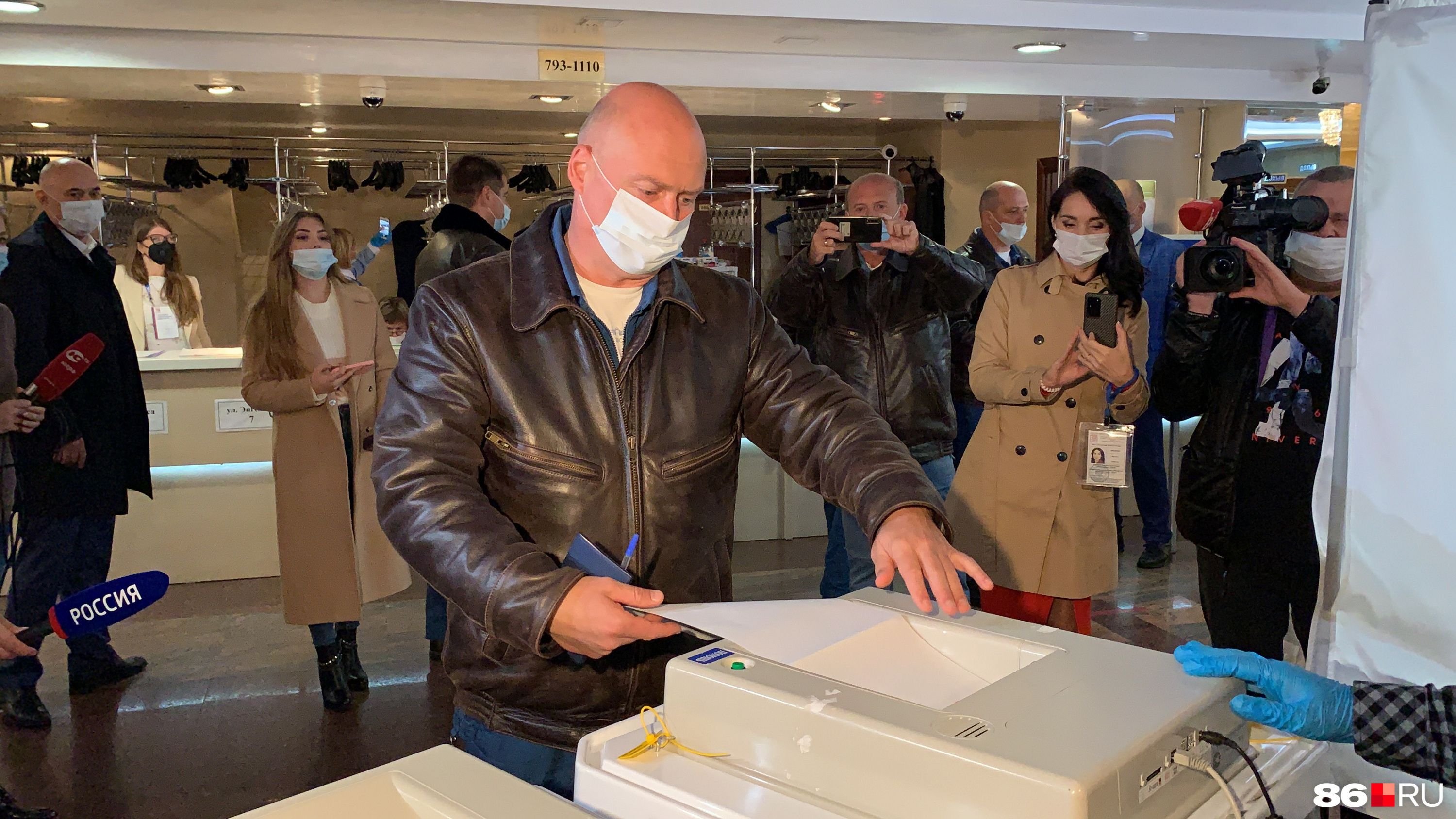Командир «Русских Витязей» Андрей Алексеев голосует в Сургуте