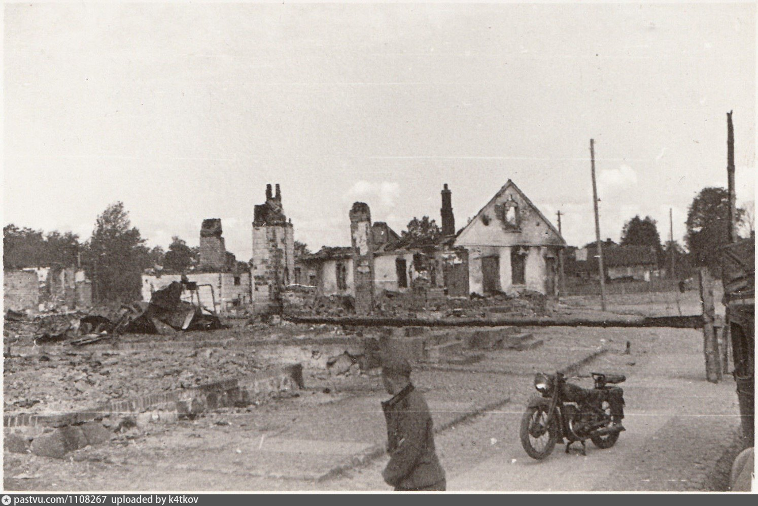 Ефрейтор вермахта. Цехановец 1941. Цехановец Гродненская Губерния. Белостокское воеводство 1941. Вермахт в поселке Птичное.