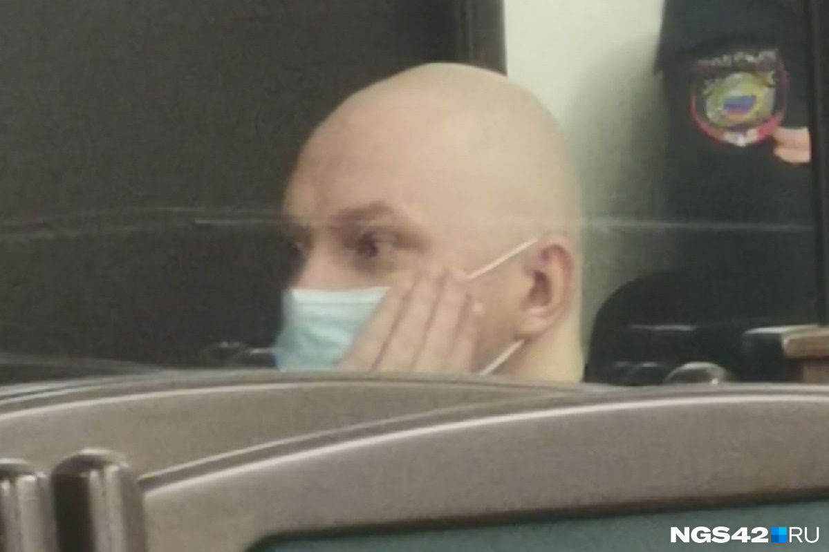 Никита Чередниченко сидел в противоположном от остальных подсудимых углу на полу Никита Чередниченко сидел в противоположном от остальных подсудимых углу на полу