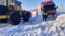 Фура застряла в снежном плену под <nobr class="_">Новосибирском —</nobr> ее вытягивал огромный трактор. Фото с трассы