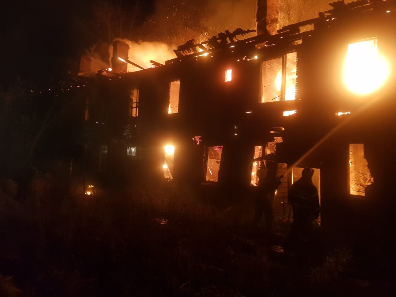 Спасателям не пришлось эвакуировать жильцов соседних домов — огонь удалось потушить и так