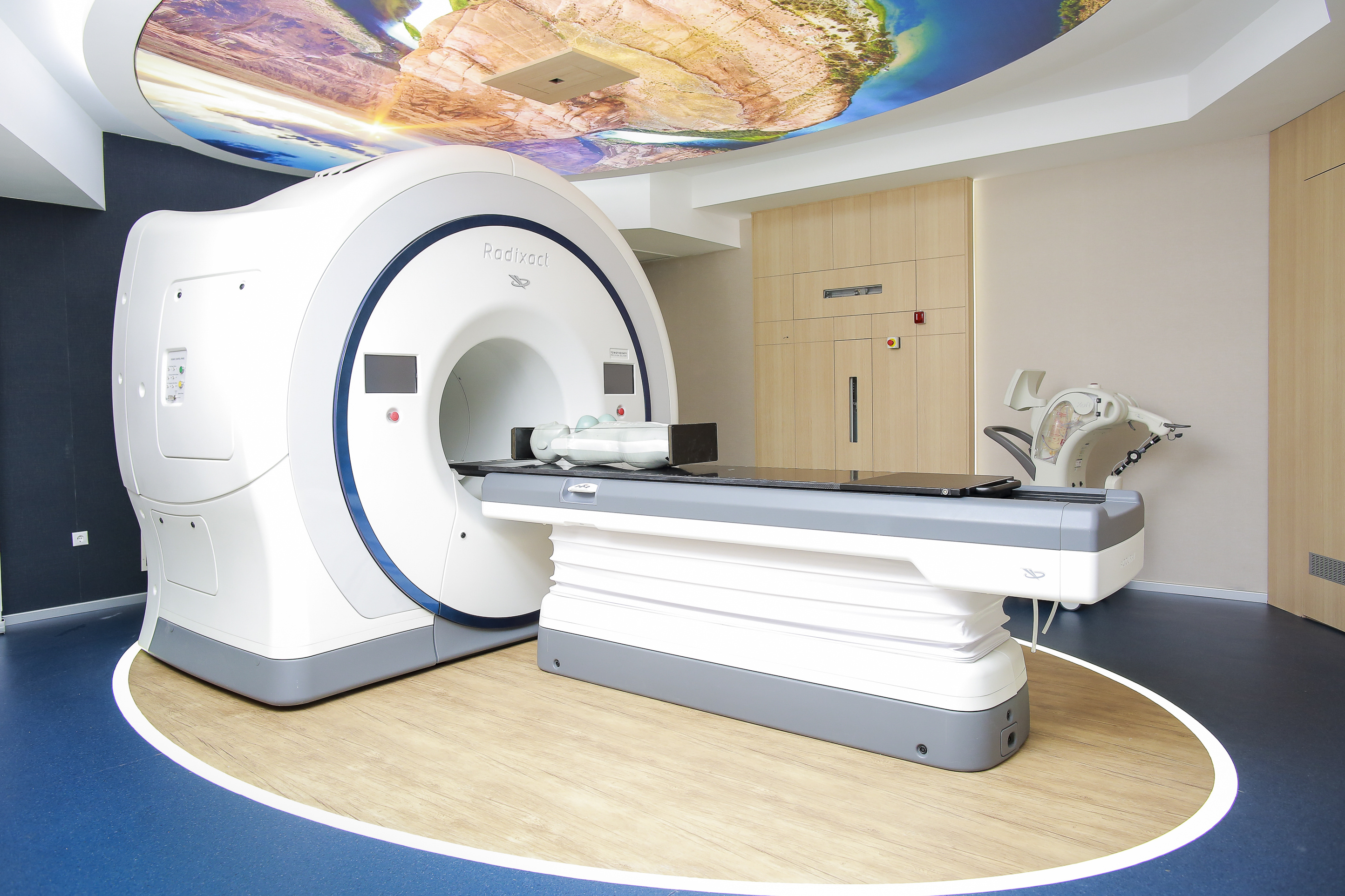 Аппарат сочетает в себе линейный ускоритель и компьютерный томограф для точной визуализации опухоли онлайн