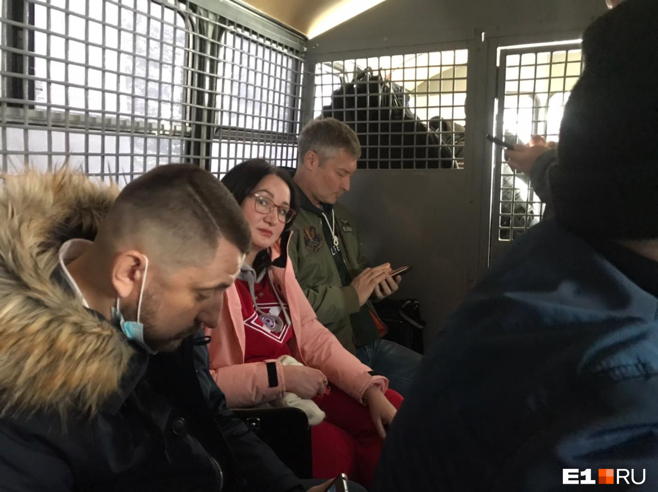 Крылова и Ройзман в автозаке Крылова и Ройзман в автозаке