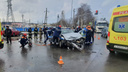 Полицейских вырезают из машины: в Ярославле автомобиль спецслужбы столкнулся с легковушкой