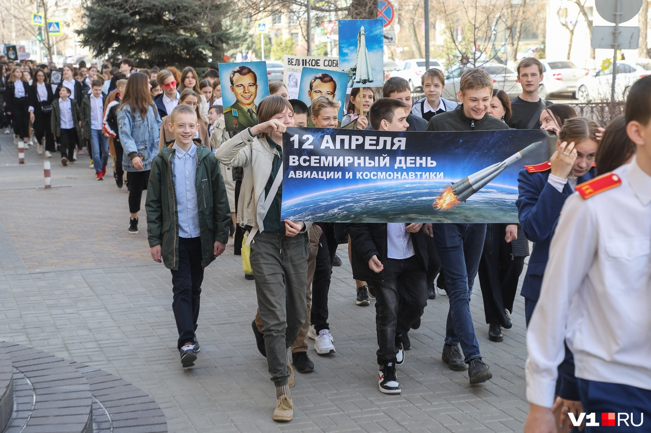 Счастливые и улыбчивые школьники, разделенные пандемией, воссоединились во время марша