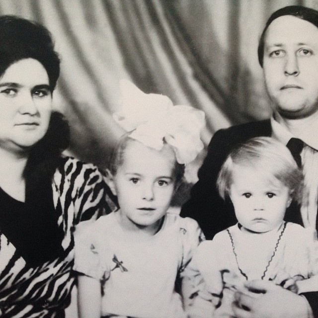 Маленькая Валя (справа) с семьей