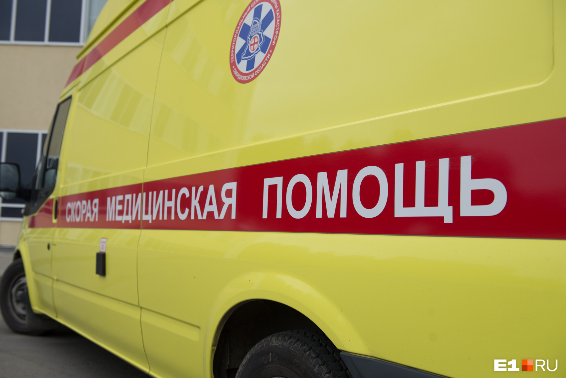 В Свердловской области полуторагодовалый мальчик выпал из окна общежития