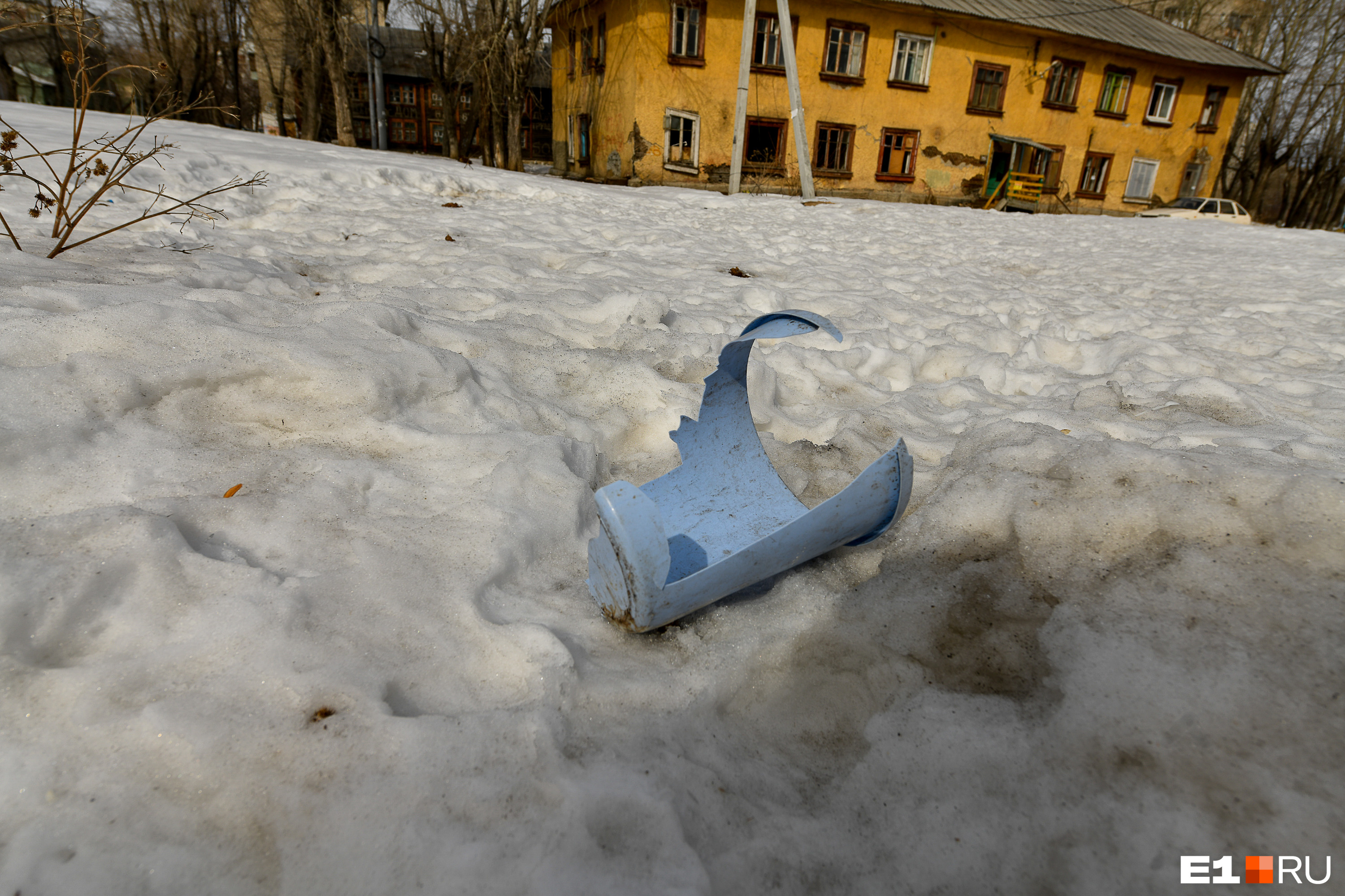 Николай Смирнов считает, что вывезти снег из двора — это не так уж дорого, но скинуться должны жильцы