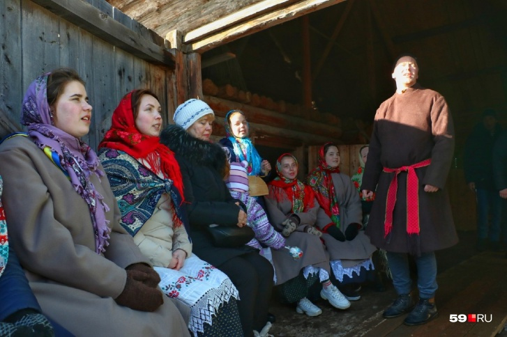 На Масленицу ходили в гости, пели народные песни. Каждый год ритуалы гостевания проводят в Хохловке