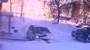 Ледяная глыба рухнула на припаркованный у жилого дома автомобиль — в нем находился водитель