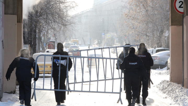 В центре Челябинска на месте планируемой акции протеста силовики начали устанавливать ограждения