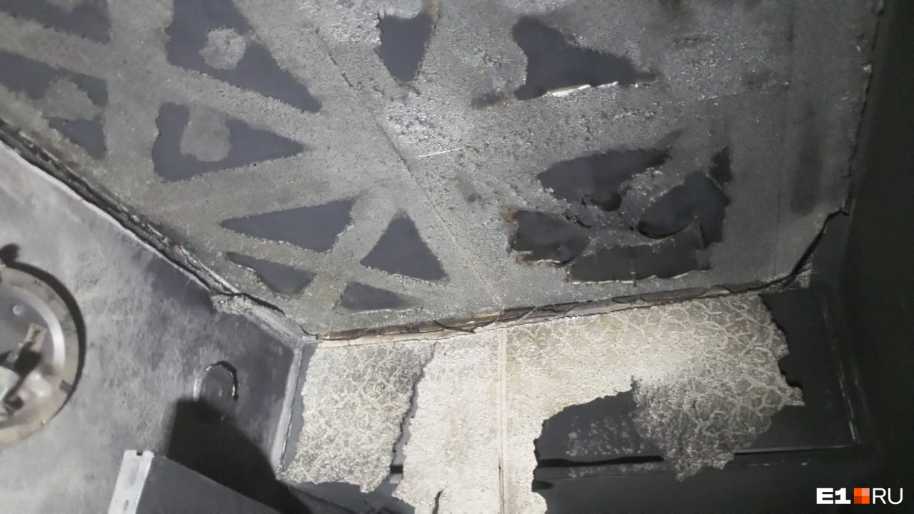 Потолочная плитка во время горения выделяла едкий черный дым
