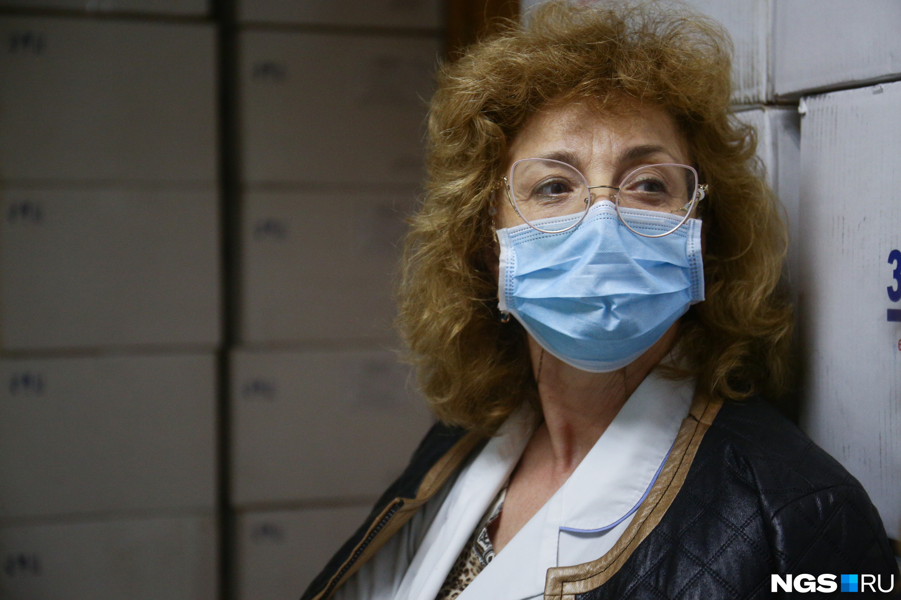 Начмед Полина Казимировна сталкивается с волной коронавируса уже в третий раз. Она говорит, что в прошлые разы ее коллеги заболевали. «Слава богу, все живы, никого не потеряли», — замечает она