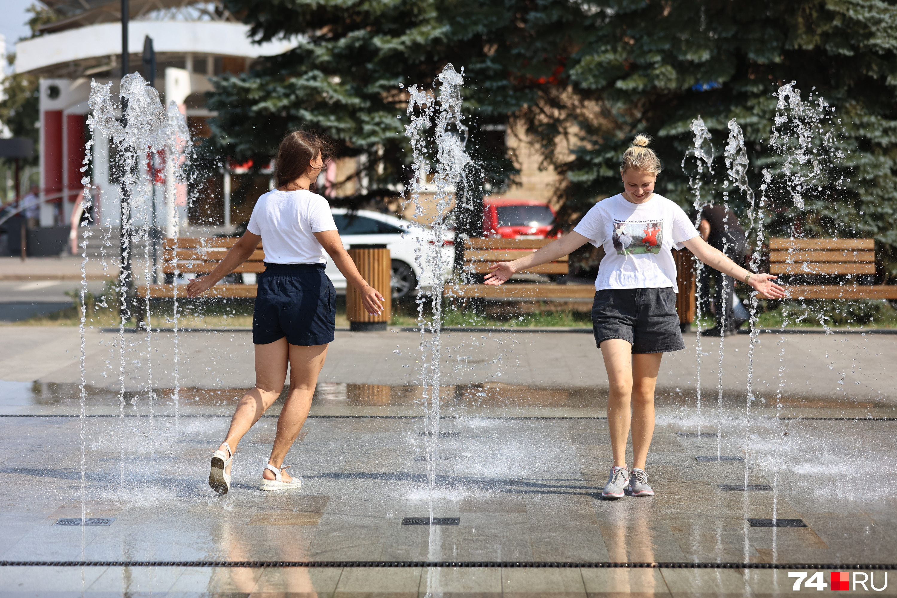 Жаль, что в Челябинске не так много фонтанов, они сейчас — настоящее спасение