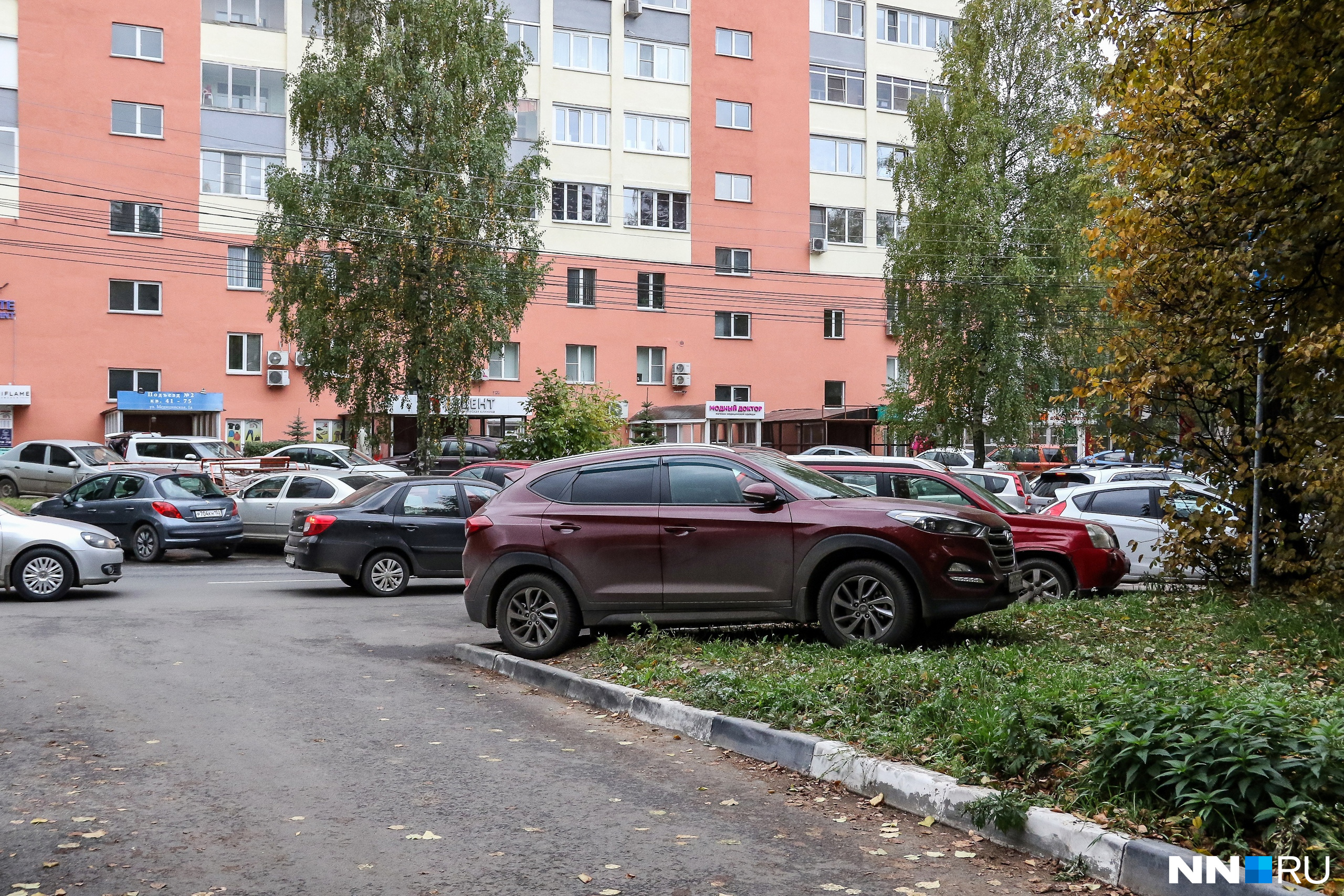 Паркуются на Медицинской не только во дворах, но и на газонах Паркуются на Медицинской не только во дворах, но и на газонах
