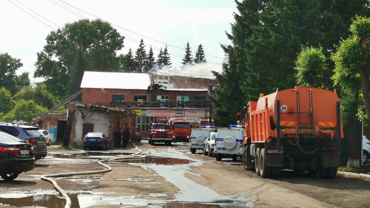 В центре Кемерово загорелось заводское здание