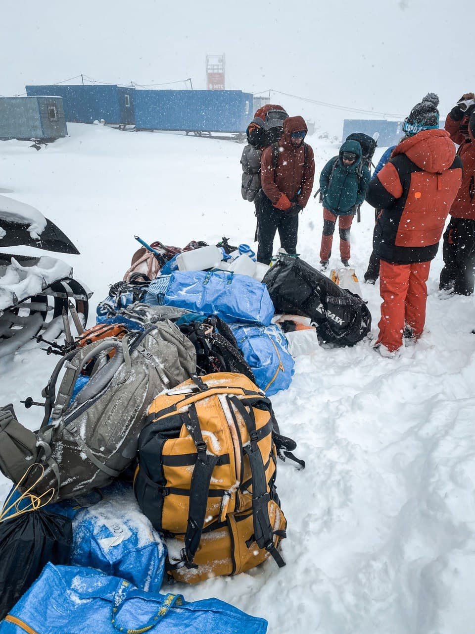 Группа новосибирцев отложила восхождение на вершину Эльбруса из-за резкой смены погоды