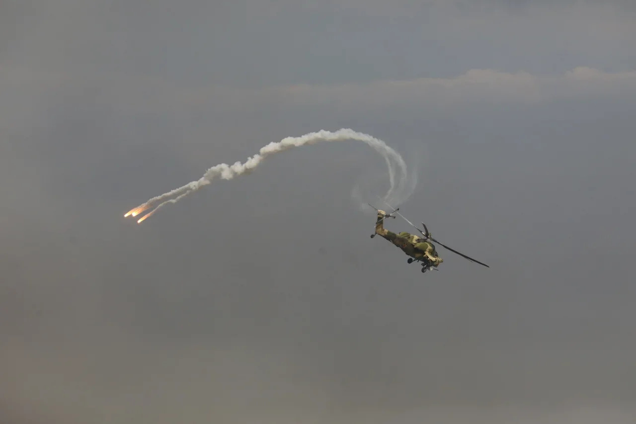 Боевой вертолет Ми-28 выпускает тепловые ловушки