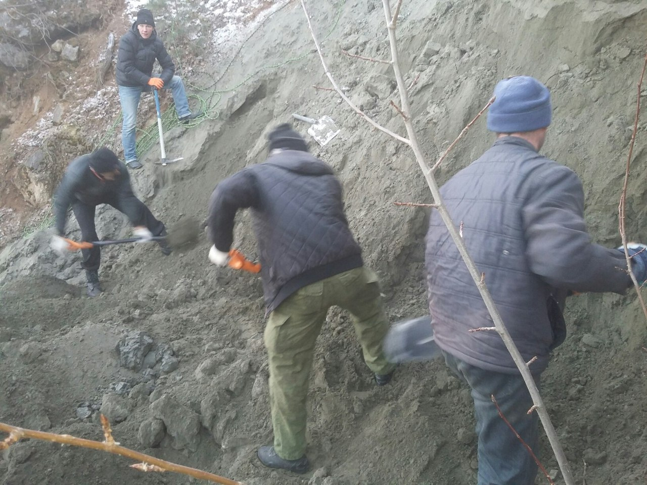 Волонтеры пытались откопать тело лопатами, но перевернуть горы насыпанной породы им было не под силу