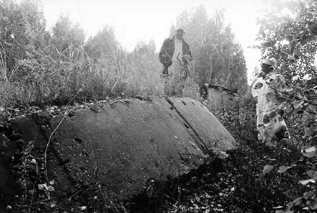 Бетонная крышка, отброшенная взрывом <nobr class="_">1957 года</nobr> Бетонная крышка, отброшенная взрывом <nobr class="_">1957 года</nobr>