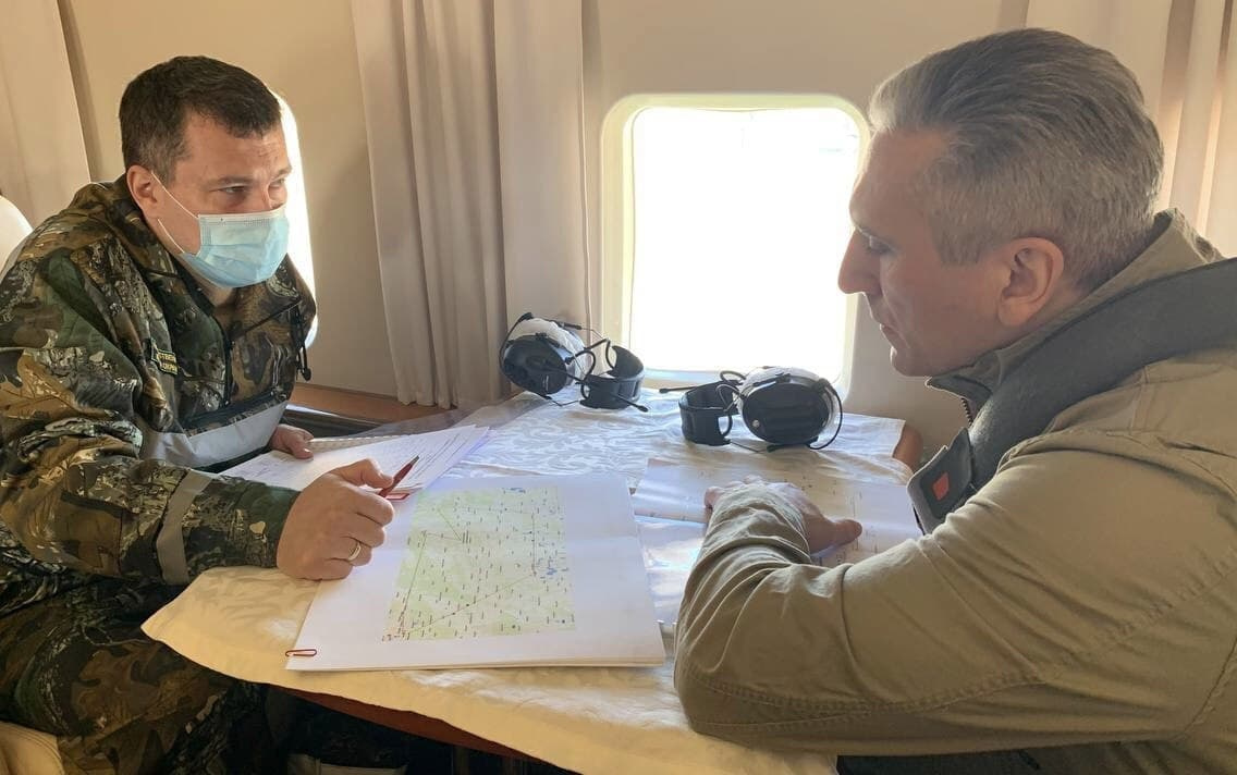 Леонид Остроумов и Александр Моор в самолете облетают горящие районы Леонид Остроумов и Александр Моор в самолете облетают горящие районы